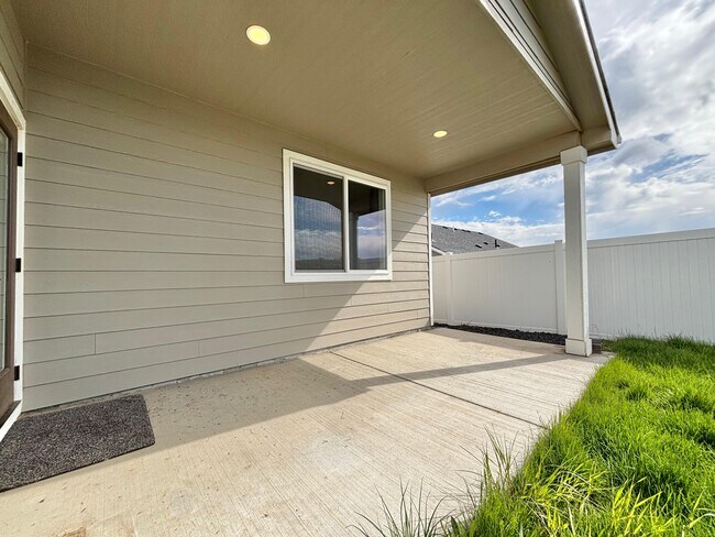 Building Photo - 842 Greenfield Dr