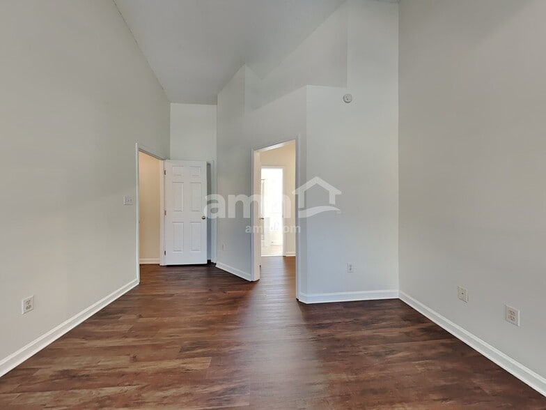 Building Photo - 3300 Kemper Ct