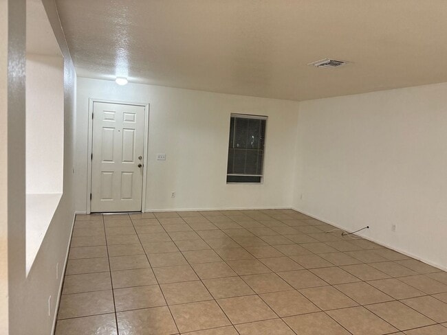 Building Photo - Charming 3 Bedroom 2 Bath Family Home! Must See! Move In Special!!