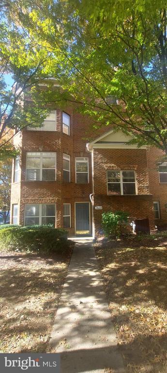 Building Photo - 10210 Sherman Heights Pl