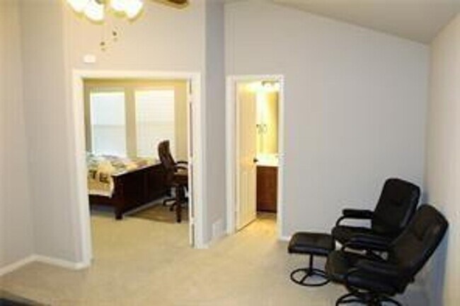 Building Photo - Great Location, available NOW!