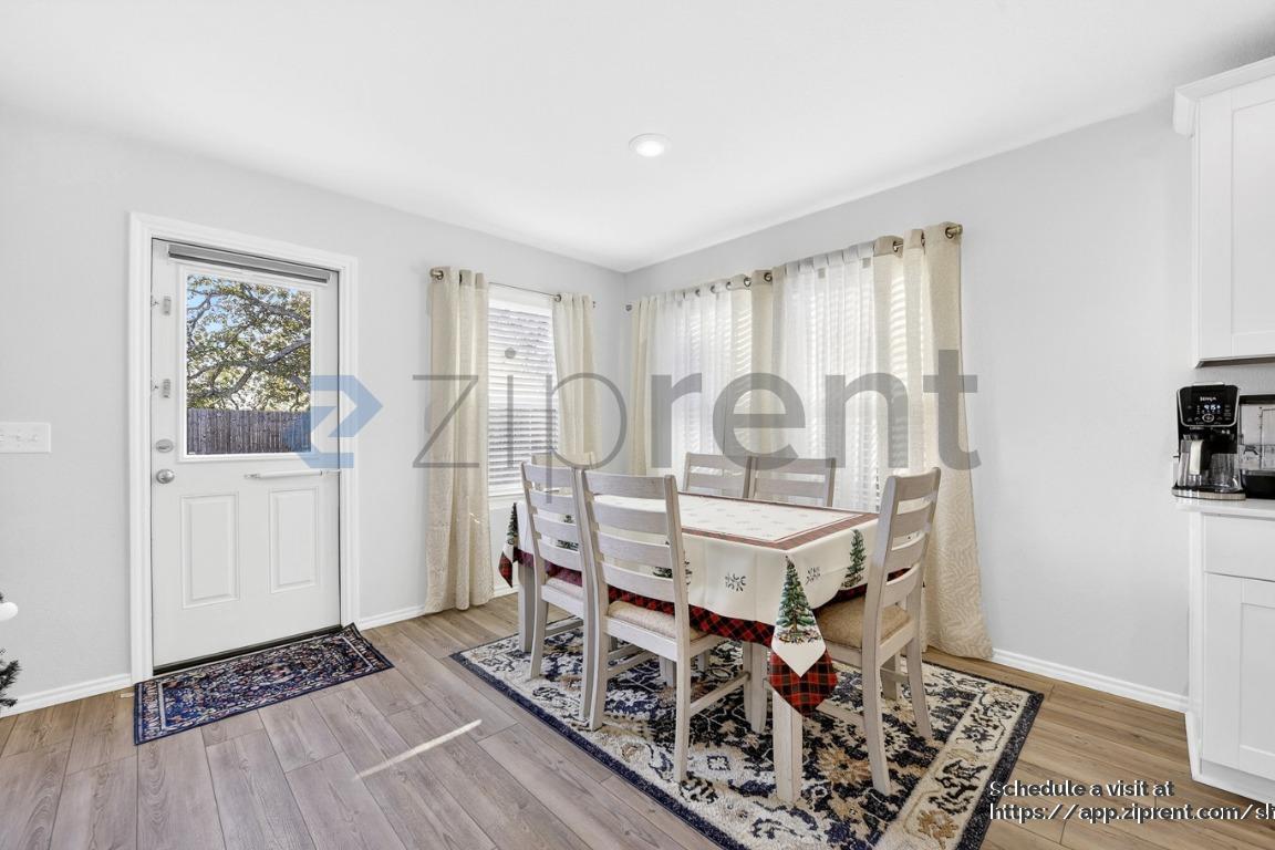 Building Photo - 2301 Vlg Crk Ln