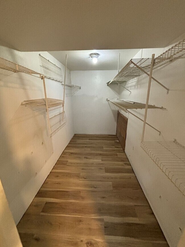 Building Photo - 4152 Suburban Dr