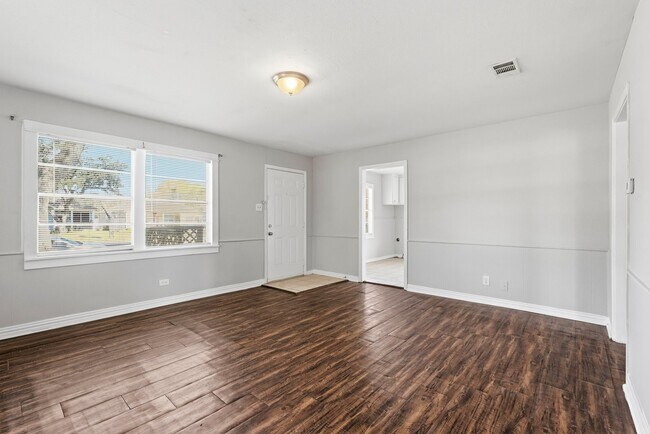 Building Photo - 729 13th Ave N