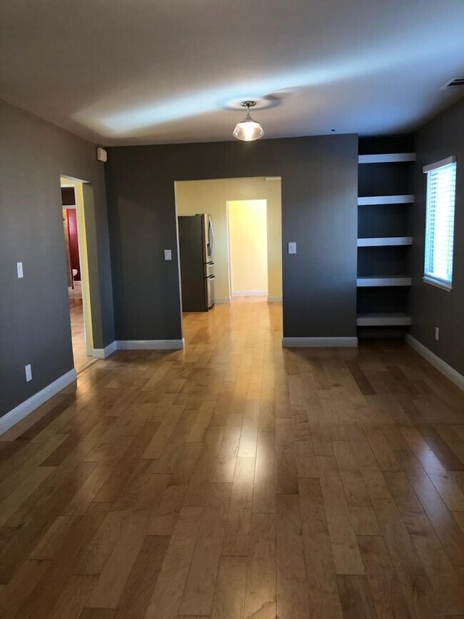 Building Photo - 504 Roosevelt Ave