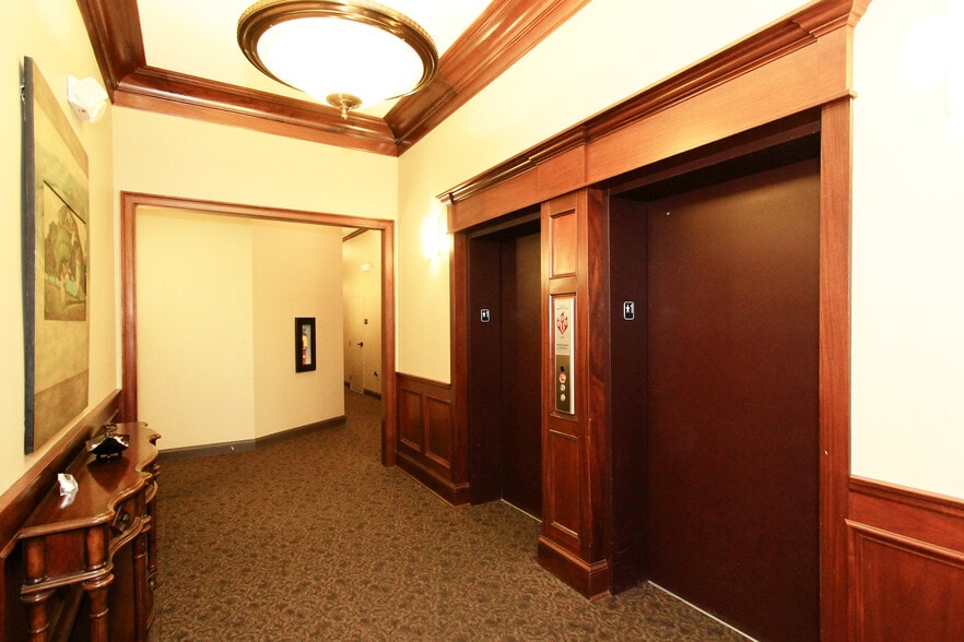 Building Photo - 445 W Blount Ave