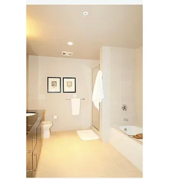 Building Photo - 1900 S River Dr