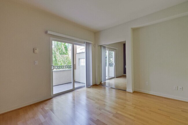Building Photo - Downtown Mountain View l Stylish Home