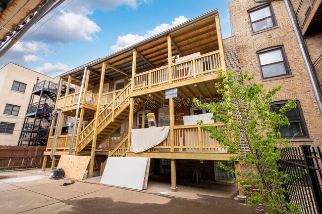 Building Photo - 3744 N Wilton Ave