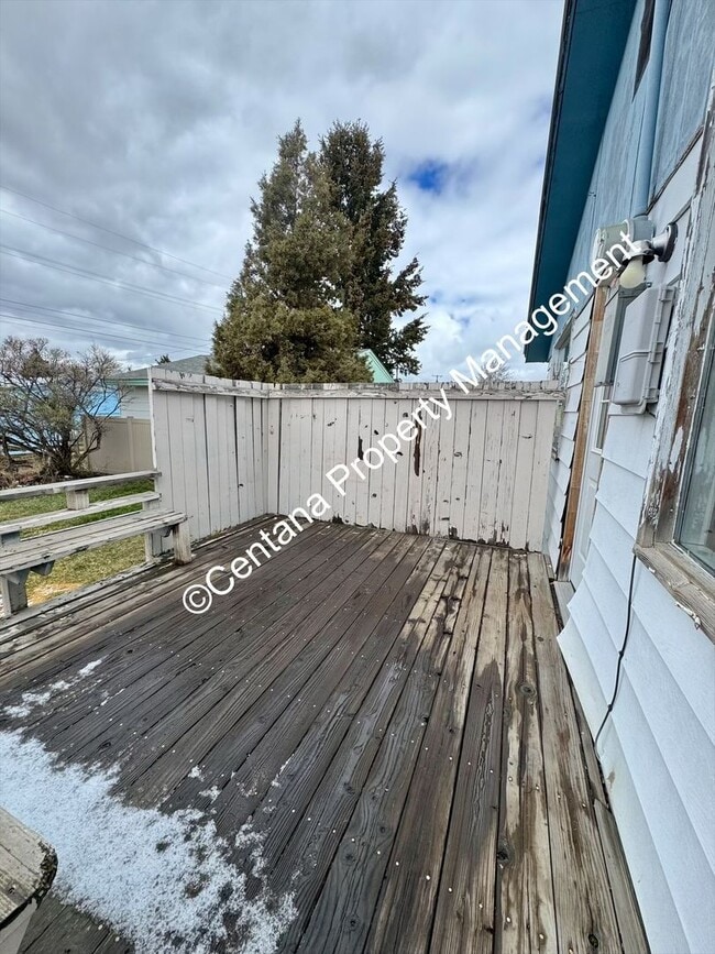 Building Photo - Pet friendly 2 bedroom house with a large lawn!
