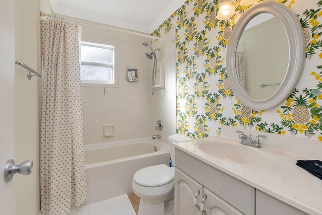 Building Photo - 3 BEDROOM 2 BATHROOM POOL HOME LOCATED IN ST. PETERSBURG
