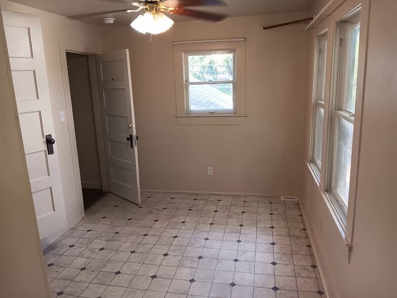 Building Photo - 112 E Nelson St