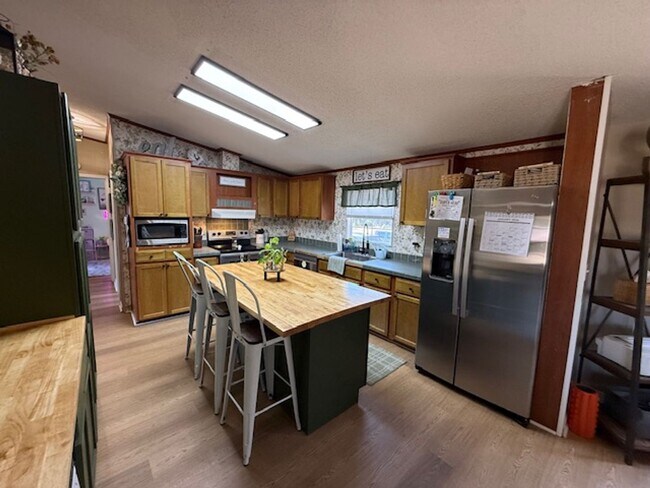 Building Photo - Room to Roam