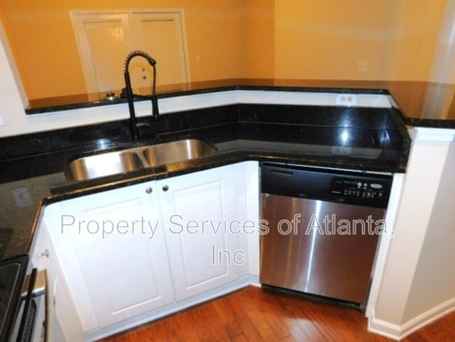 Building Photo - 5559 Glenridge Dr