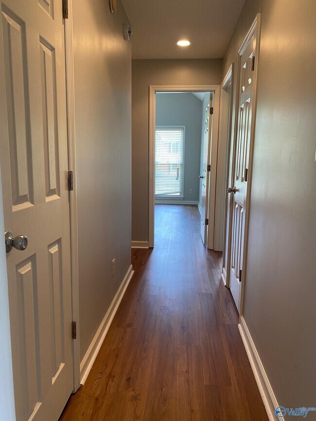 Building Photo - 203 Glenridge Ct SW