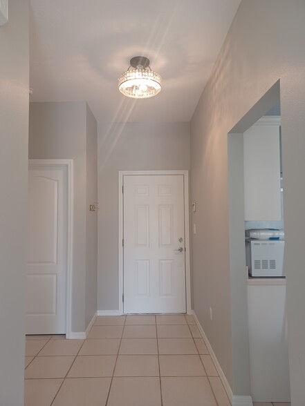 Building Photo - 2250 Candlewood Ln E