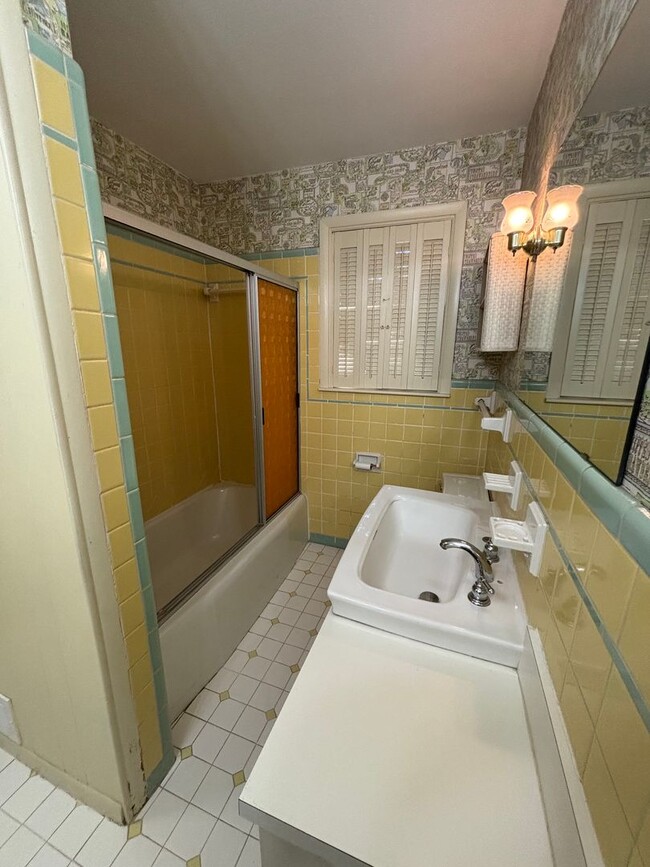 Building Photo - Large home in Brooadmor!