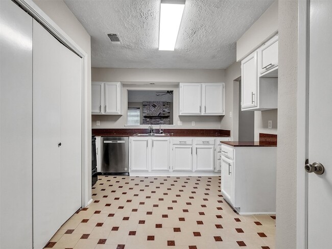 Building Photo - 10314 Staghill Dr