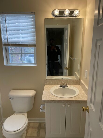 Hallway Bathroom - 1716 Graywood Dr SE