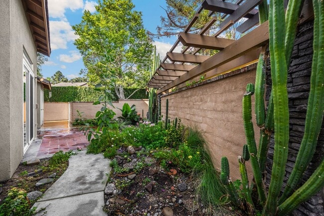 Building Photo - Adorable 2 Story 3 Bed 3 Bath Condo Gated Community