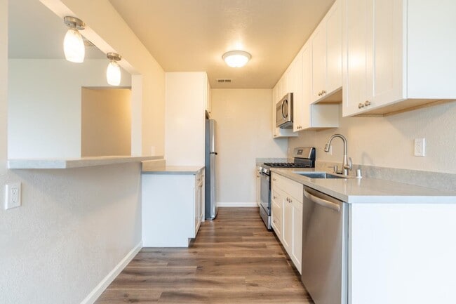 Building Photo - 556 Heathcliff Dr