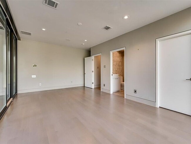 Building Photo - "Luxurious 3-Bed Oasis with 5 Full Baths in Prime Dallas Location - 4,666 Sq Ft of Elegance!"