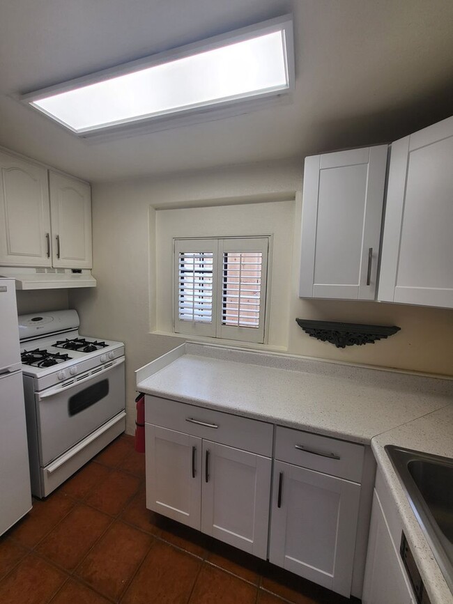 Building Photo - Quaint and Cozy 1x1 apartment in the histo...