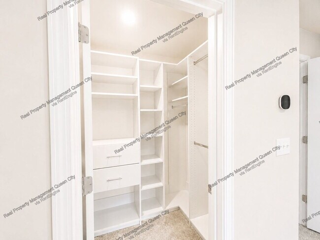 Building Photo - 2407 Lazette Dr