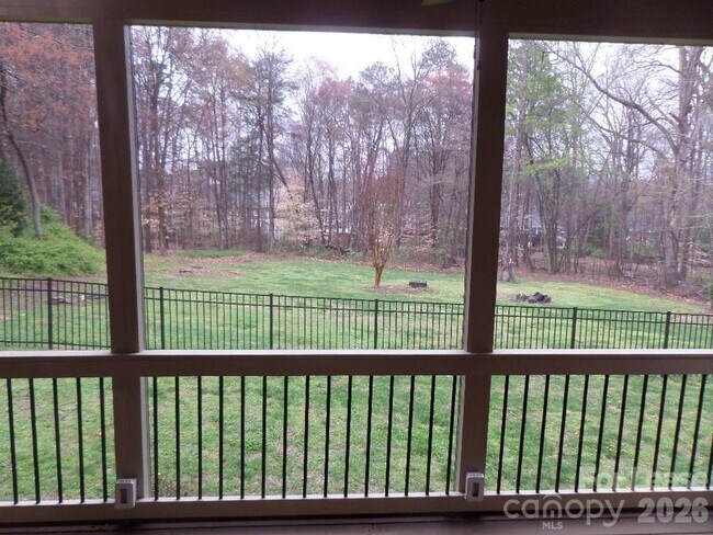 Building Photo - 421 Greenbay Rd