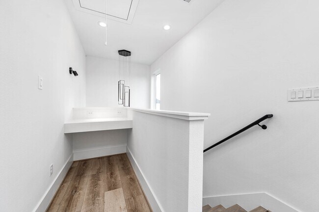 Building Photo - 313 N Nagle St
