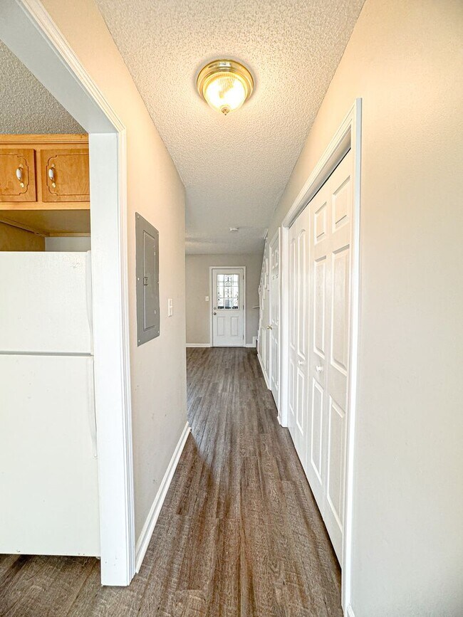 Building Photo - 205 Tree Line Dr