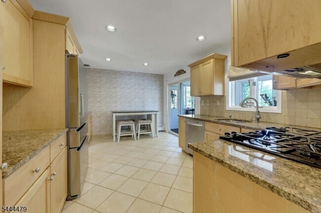 Building Photo - 11 Rande Dr