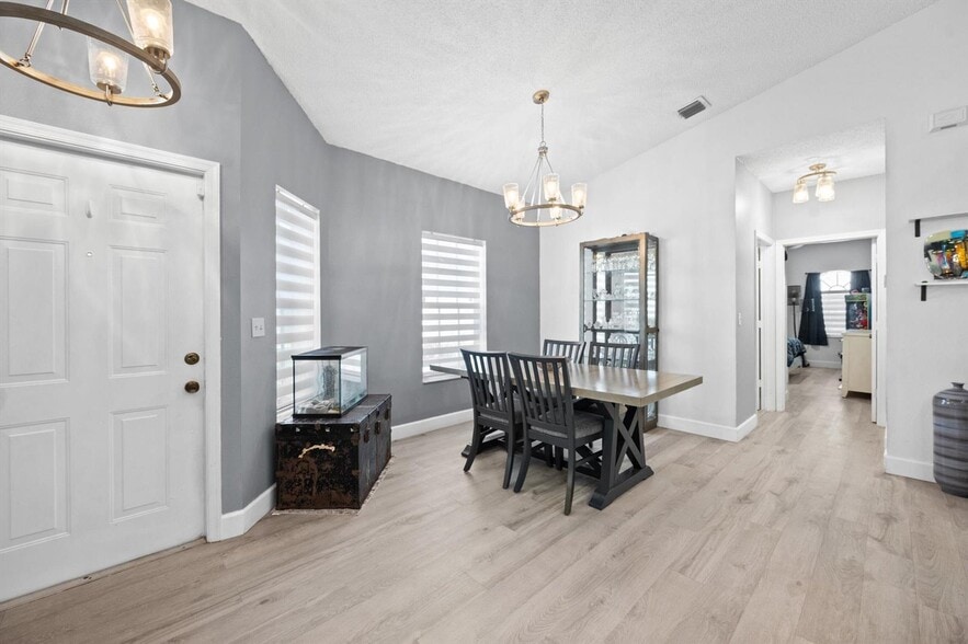 Building Photo - 10761 Pelican Dr