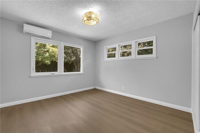 Building Photo - 325 W Le Roy Ave