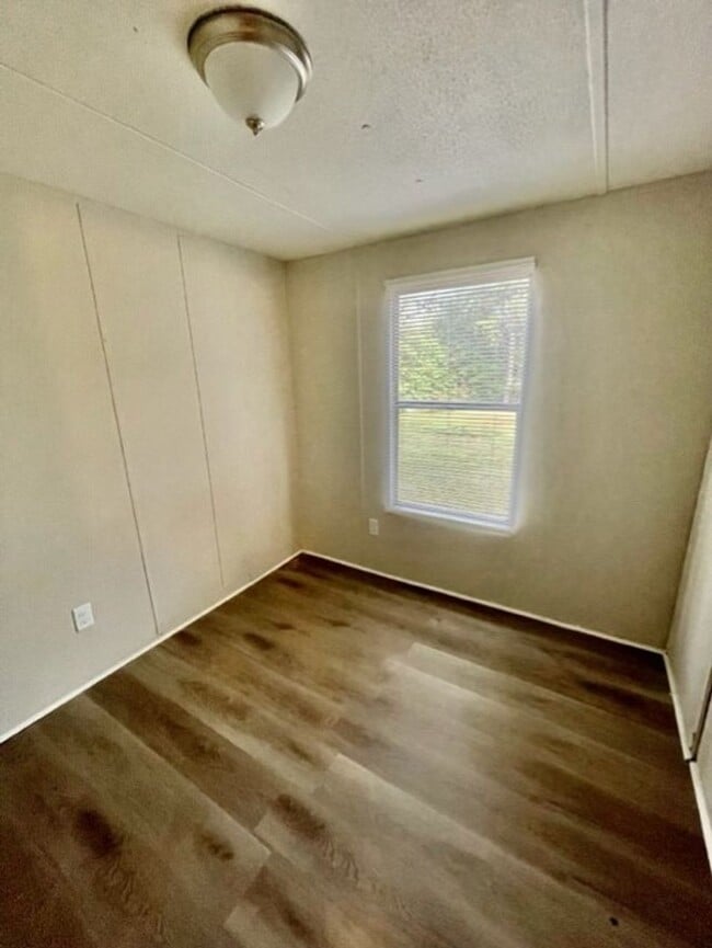 Building Photo - Adorable 3 bedroom 1.5 bath Mobile Home lo...