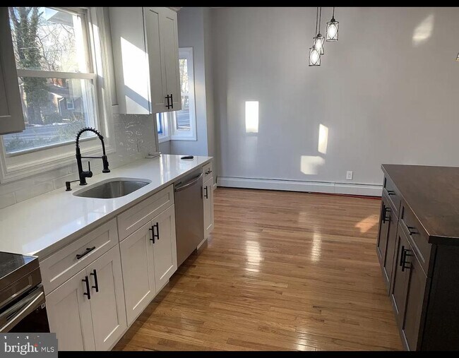 Building Photo - 67 Syringa St