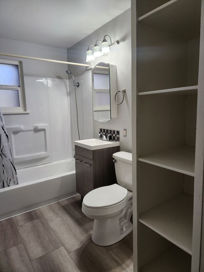 Building Photo - 2 Bedroom Duplex!!