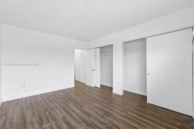 Building Photo - 465 E 28th St