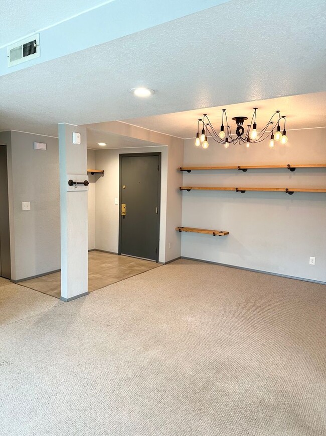 Building Photo - 2-bedroom, 2-bath Condo in Northgate. 2 pa...