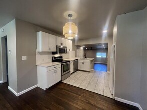 Building Photo - 4 Bedroom/2 Bathroom with 2 Living Rooms!