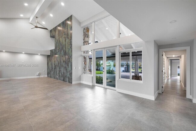 Building Photo - 1365 Bay Terrace