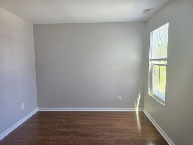 Building Photo - Beautiful Home Available for Rent in Charl...