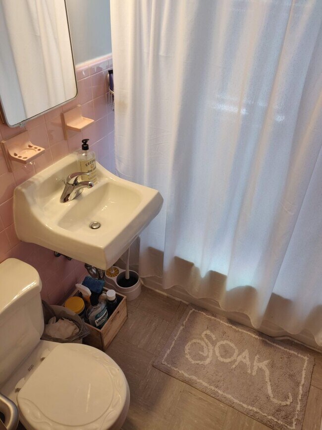 Building Photo - 4-Bedroom Home for Rent in the Heart of Si...