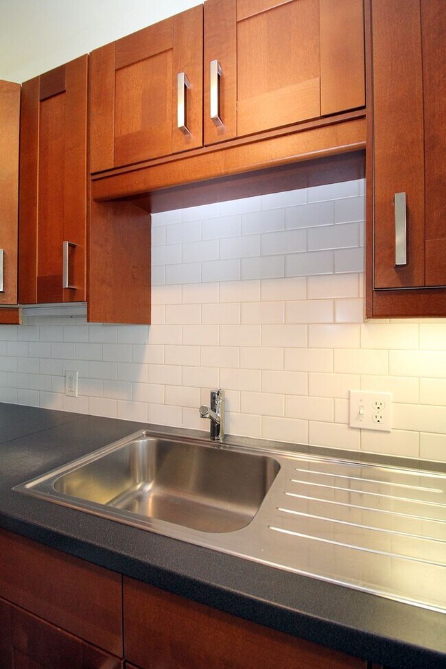 Building Photo - 1460-1460 NE Alberta St