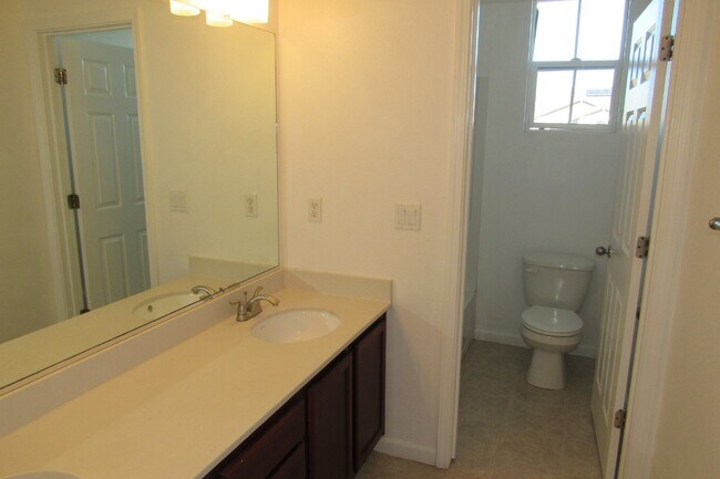 Building Photo - Gorgeous 4 Bed/2.5 Bath in Perfect Pittsburg Location