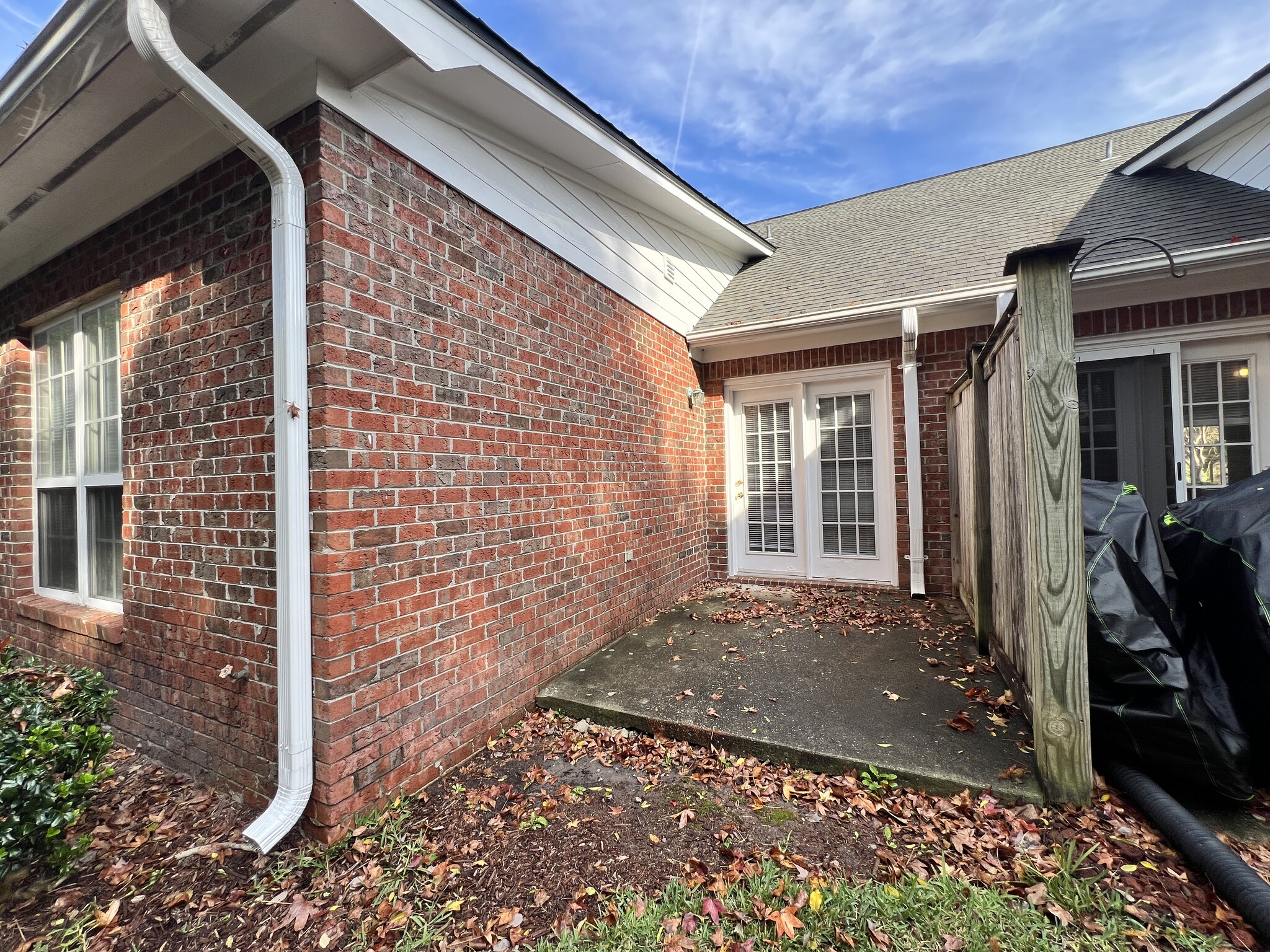 Building Photo - 1600 Sturdivant Dr