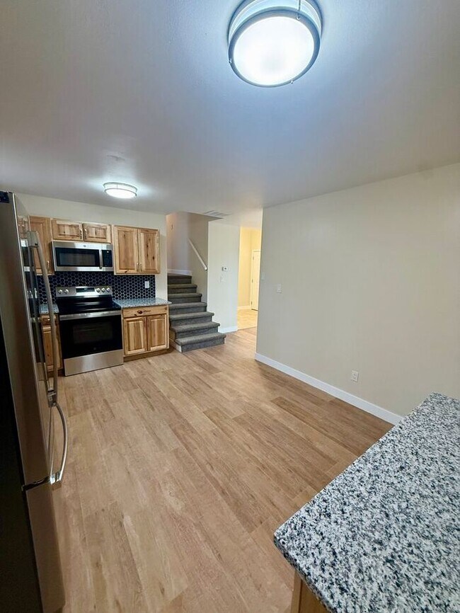 Building Photo - Great 3 bedroom 2 bath Home with Attached ...