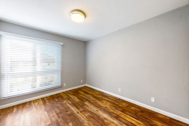 Building Photo - Great 2 Bedroom / 1 Bathroom Main-Level Un...
