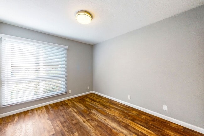 Building Photo - Great 2 Bedroom / 1 Bathroom Main-Level Unit – Prime Location!