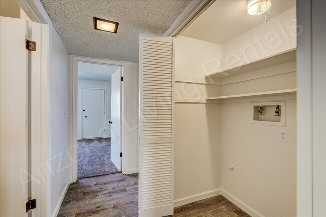 Building Photo - SAND870